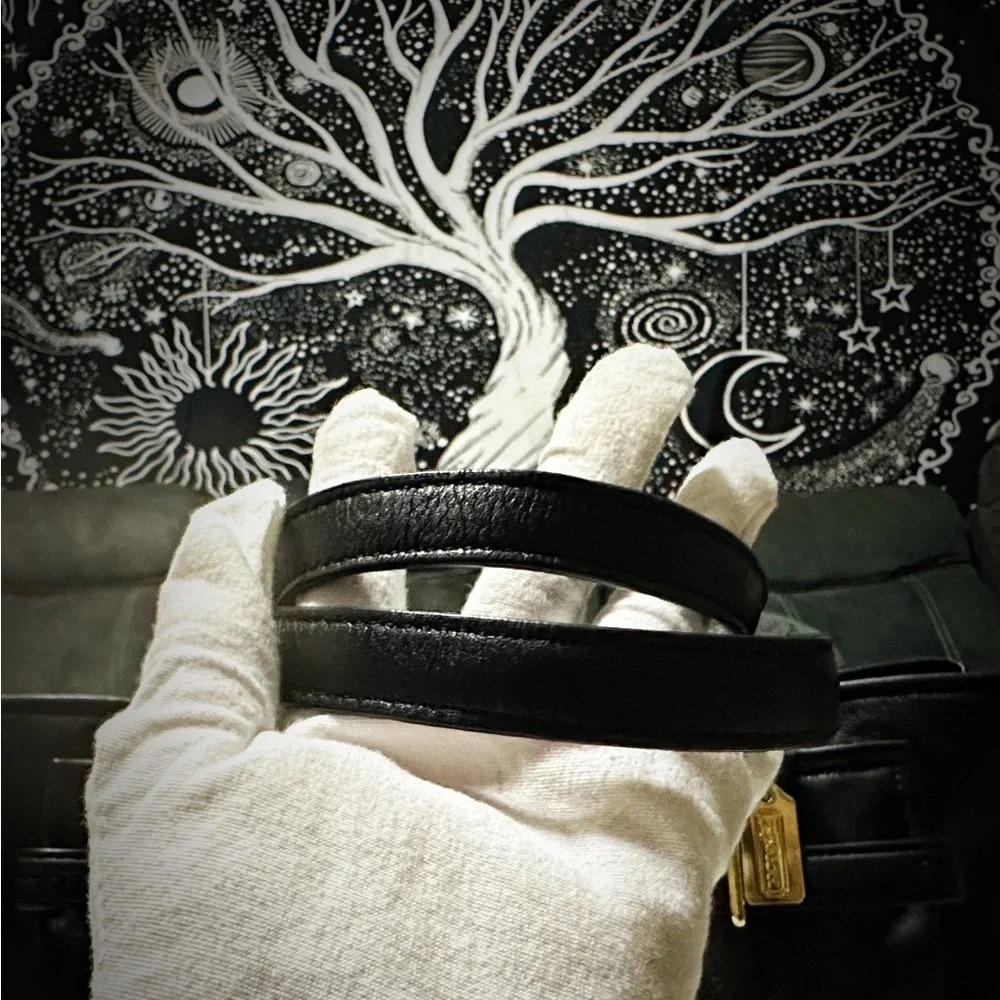 Vintage style Y2K Coach Black soft Leather Shoulder Bag with Gold Accents - Picture 13 of 17